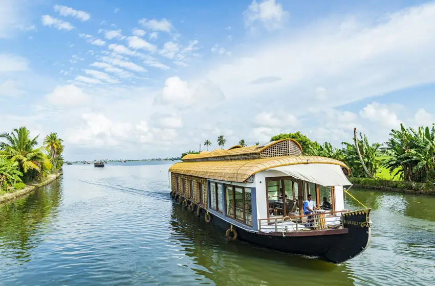 Drive to Alleppey: A Day in Houseboat (B,L & D)