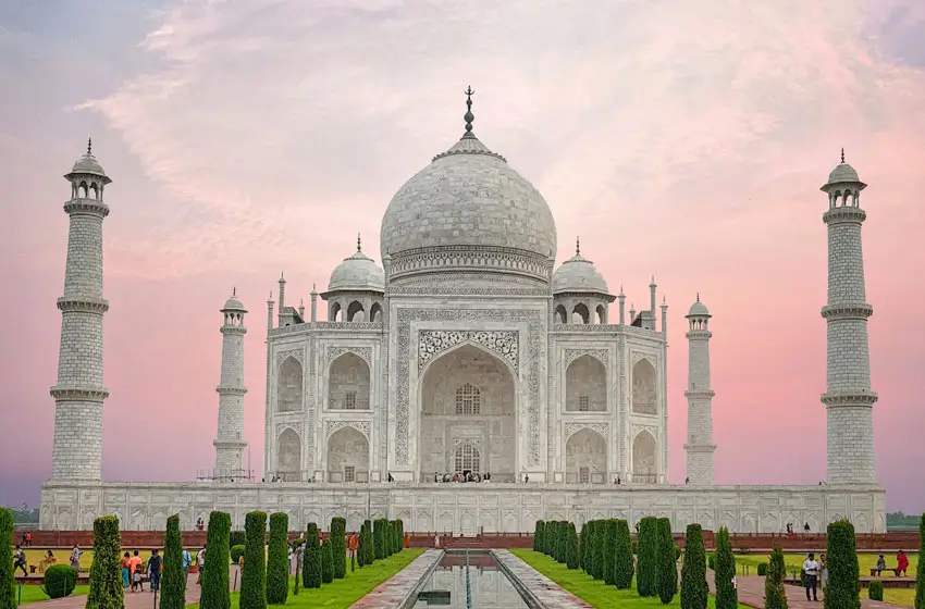 Journey to Agra: - 230 km/04 ½ Hours (B & D)